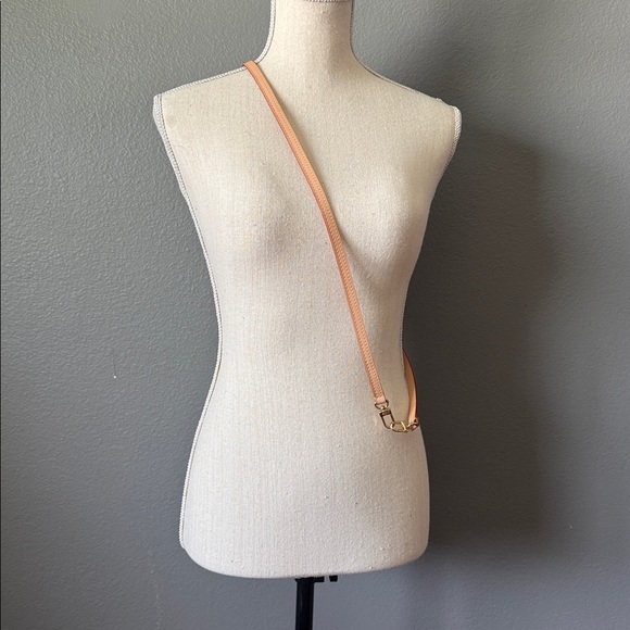 Louis Vuitton Vachetta Strap. Length is about 41.5 inches. - Picture 4 of 4